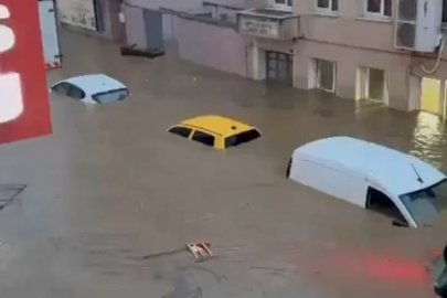 İstanbul’da sağanak alarmı! Cendere ve Ayazağa’da yollar göle döndü, araçlar sular altında kaldı