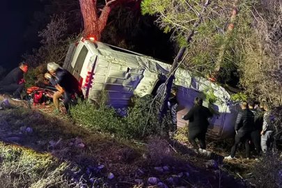 Antalya’da tur minibüsü şarampole devrildi: 15 yaralı