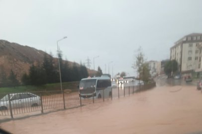 İstanbul’da Sağanak Ulaşımı Olumsuz Etkiledi: Tuzla Aydınlı Yolu Su Altında