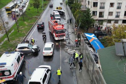 İstanbul Sultangazi’de TIR Dehşeti! Karşı Şeride Geçti, 5 Metreden Aşağı Uçtu