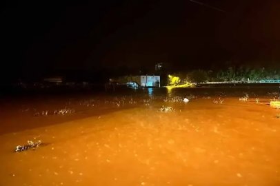 Antalya’da Sağanak Sele Dönüştü: Demre’de Evler, İş Yerleri ve Tarım Alanları Sular Altında